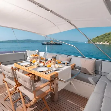 Private Yacht - Princess 72 Fly