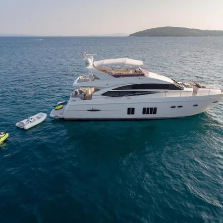 Private Yacht - Princess 72 Fly *