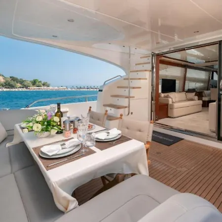 Private Yacht - Princess 72 Fly